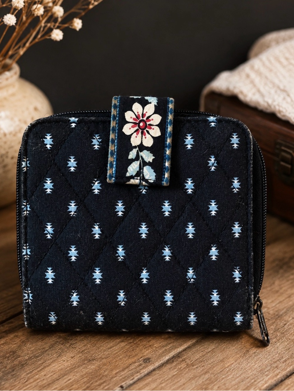 VERY BRADLEY Quilted Floral-Tab Compact Wallet in Navy